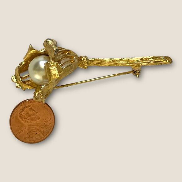 Vintage Signed BSK Flower Large Round Faux Pearl Gold toned Filigree Brooch - Picture 3 of 5